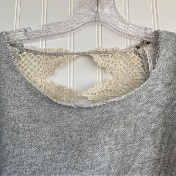 Free People cropped grey sweatshirt SIZE XS decorative open lacy back - Picture 3 of 8